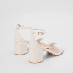 Sandália Gabriela Essenciais Salto Grosso Fivela Off White