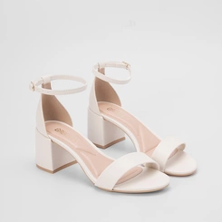 Sandália Gabriela Essenciais Salto Grosso Fivela Off White