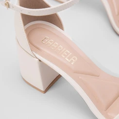 Sandália Gabriela Essenciais Salto Grosso Fivela Off White