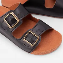 Rasteira Papete Penélope Flat Fivelas Metalizadas Preto