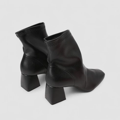 Bota Feminina Bebecê Cano Curto Salto Bloco Detalhe Pespontos Preto