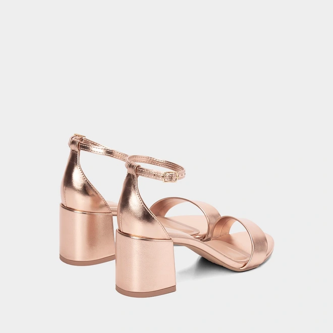 Sandália Gabriela Essenciais Salto Bloco Tira Metalizado Rose Gold
