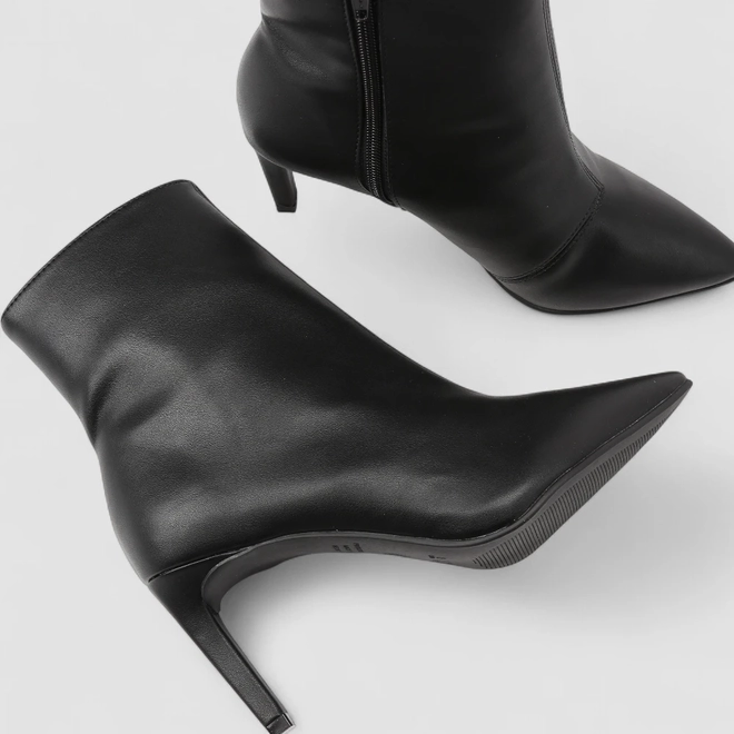Bota Feminina Gabriela Cano Curto Salto Fino Pespontos Preto