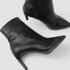 Bota Feminina Gabriela Cano Curto Salto Fino Pespontos Preto