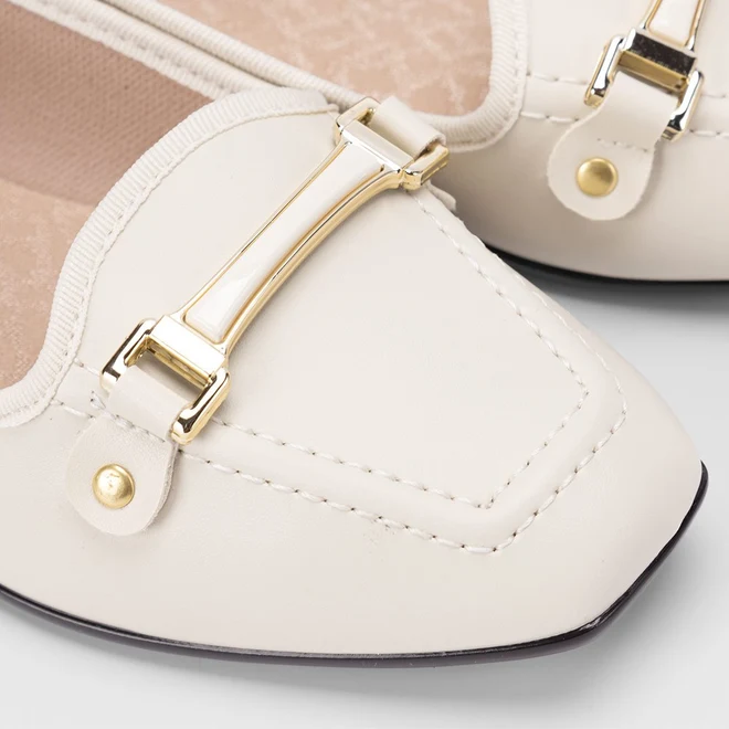 Mocassim Feminino Moleca Detalhe Aplicação Metalizada Off White