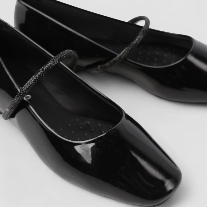 Sapatilha Boneca Gabriela Detalhe Tira Strass Verniz Preto