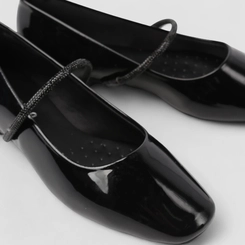 Sapatilha Boneca Gabriela Detalhe Tira Strass Verniz Preto