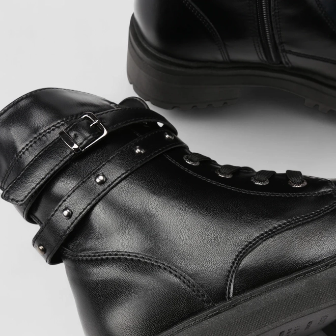 Bota Coturno Feminina Mooncity Fivelas E Cadarço Preta