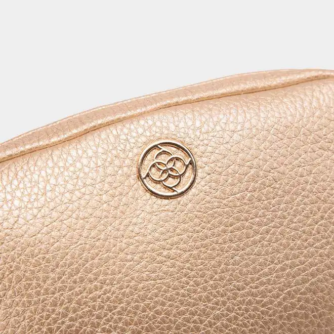 Bolsa Transversal Pequena Penélope Texturizada Metalizada Ouro