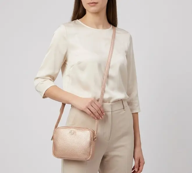 Bolsa Transversal Pequena Penélope Texturizada Metalizada Ouro