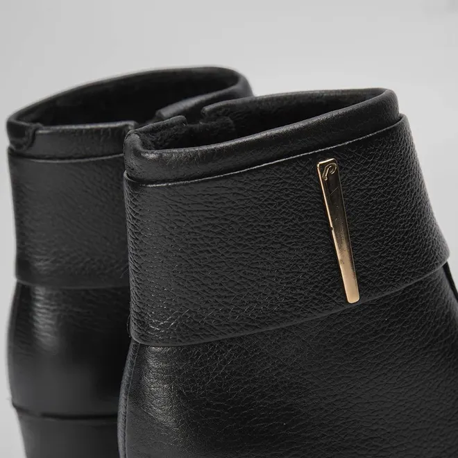 Ankle Boot Pegada Couro Detalhe Tira Preto