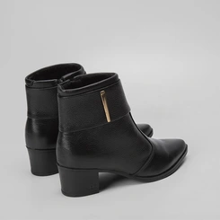 Ankle Boot Pegada Couro Detalhe Tira Preto