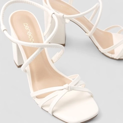 Sandália Feminina Penélope Salto Bloco Tira Cruzada Detalhe Nó Off White