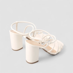 Sandália Feminina Penélope Salto Bloco Tira Cruzada Detalhe Nó Off White