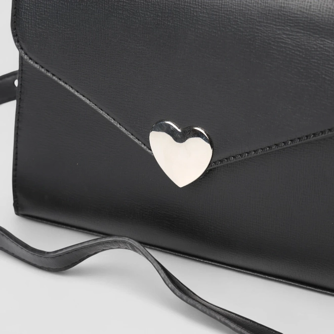Bolsa Transversal Média Feminina Gabriela Detalhe Coração Preto