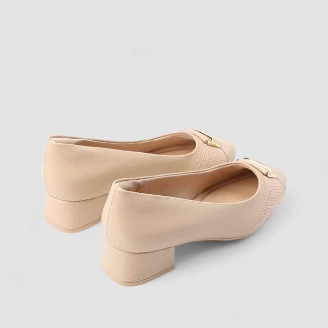 Scarpin Comfortflex Salto Bloco Detalhe Fivela Bege