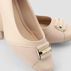 Scarpin Comfortflex Salto Bloco Detalhe Fivela Bege