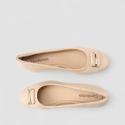 Scarpin Comfortflex Salto Bloco Detalhe Fivela Bege