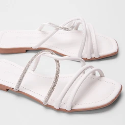 Rasteira Penélope Tiras Entrelaçadas Detalhe Strass Off White