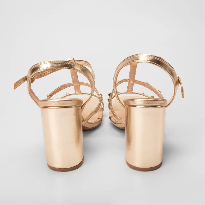 Sandália Gabriela Salto Grosso Tiras Detalhe Tachas Dourado