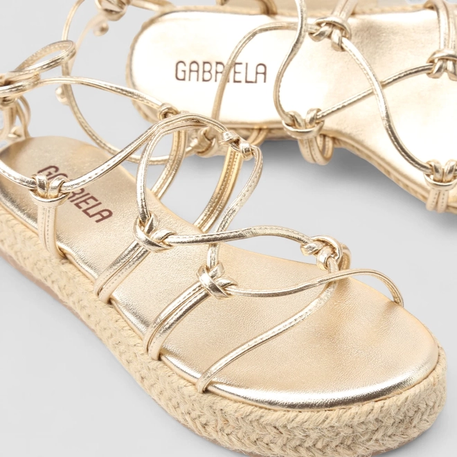 Sandália Gabriela Flatform Amarração Nó Metalizado Ouro