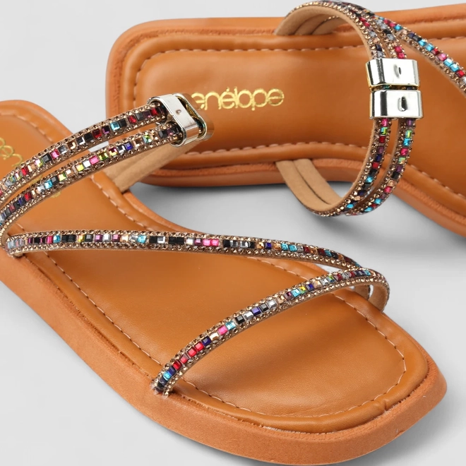Tamanco Rasteiro Feminino Penélope Tiras Strass Caramelo