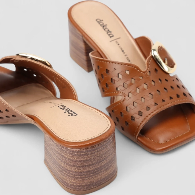 Tamanco Feminino Dakota Perfuros Fivela Metalizada Caramelo