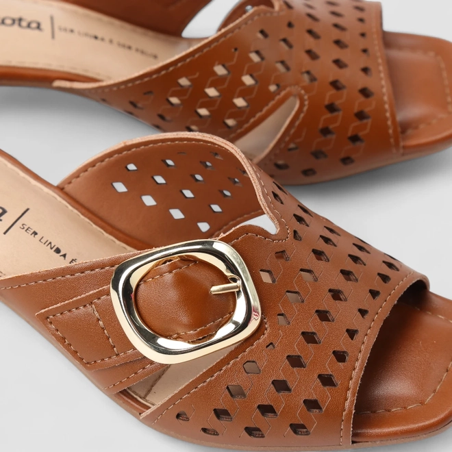 Tamanco Feminino Dakota Perfuros Fivela Metalizada Caramelo