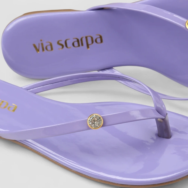 Rasteira Feminina Via Scarpa Pedraria Verniz Lilás