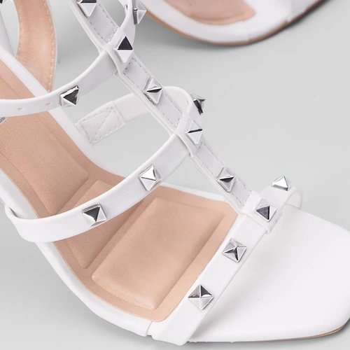 Sandália Gabriela Salto Fino Tachas Branco