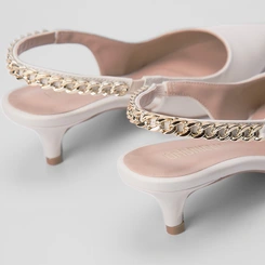 Scarpin Slingback Gabriela Detalhe Corrente Off White