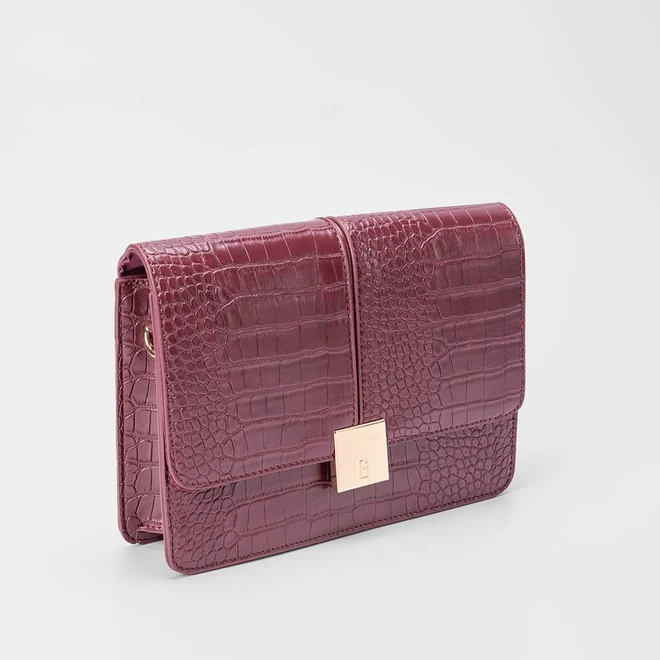 Bolsa Transversal Gabriela Média Textura Croco Detalhe Lapela Vinho