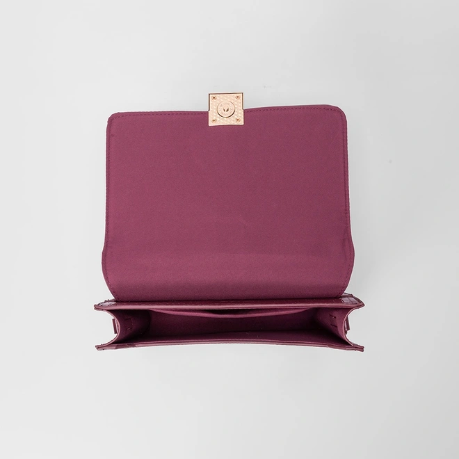 Bolsa Transversal Gabriela Média Textura Croco Detalhe Lapela Vinho