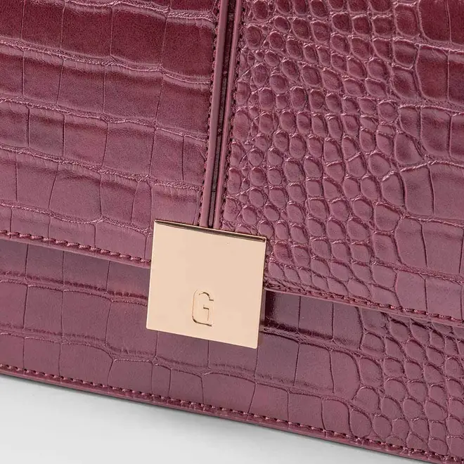 Bolsa Transversal Gabriela Média Textura Croco Detalhe Lapela Vinho