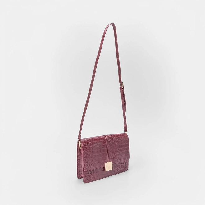 Bolsa Transversal Gabriela Média Textura Croco Detalhe Lapela Vinho