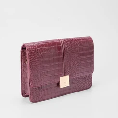Bolsa Transversal Gabriela Média Textura Croco Detalhe Lapela Vinho