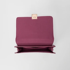 Bolsa Transversal Gabriela Média Textura Croco Detalhe Lapela Vinho