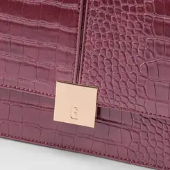 Bolsa Transversal Gabriela Média Textura Croco Detalhe Lapela Vinho