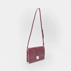 Bolsa Transversal Gabriela Média Textura Croco Detalhe Lapela Vinho