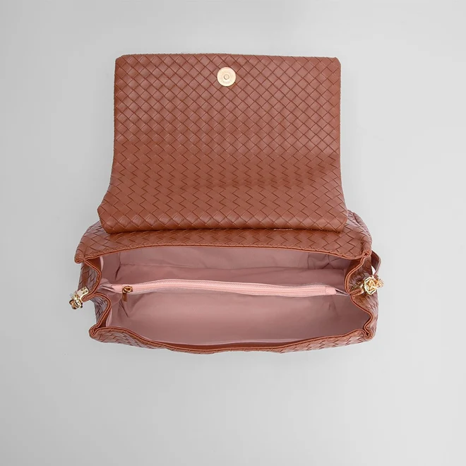Bolsa Baguete Penélope Tressê Detalhe Corrente Caramelo