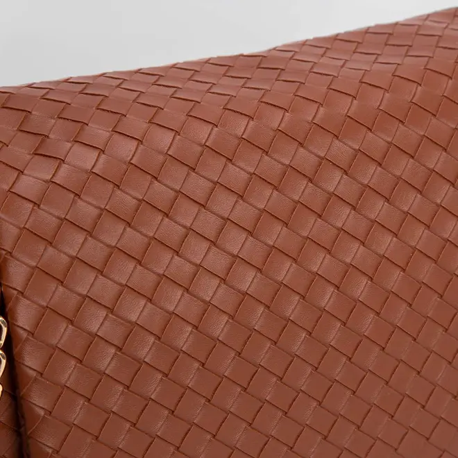 Bolsa Baguete Penélope Tressê Detalhe Corrente Caramelo