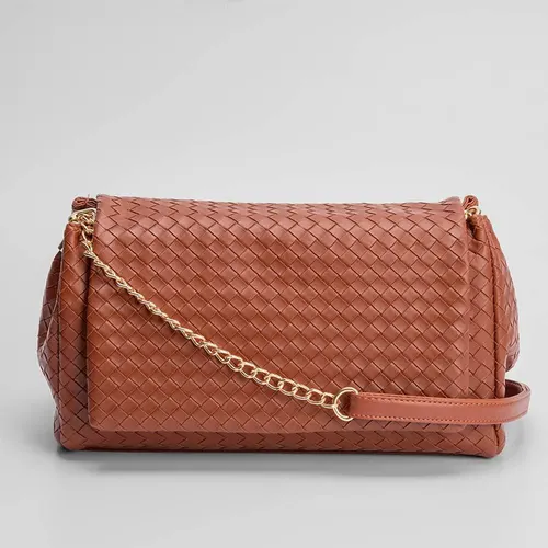 Bolsa Baguete Penélope Tressê Detalhe Corrente Caramelo