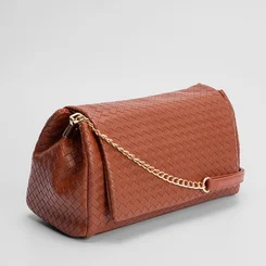 Bolsa Baguete Penélope Tressê Detalhe Corrente Caramelo