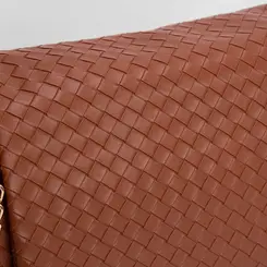 Bolsa Baguete Penélope Tressê Detalhe Corrente Caramelo