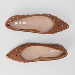 Sapatilha Gabriela Detalhe Rebite Bico Fino Caramelo
