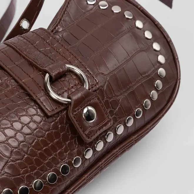 Bolsa Baguete Penélope Pequena Croco & Rebites Marrom