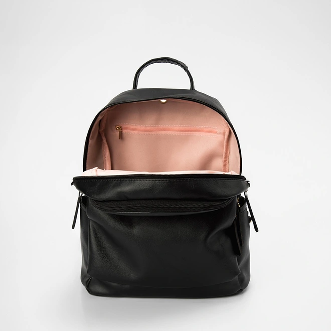 Mochila Feminina Penélope Bolso Frontal Detalhe Metalizado Preto