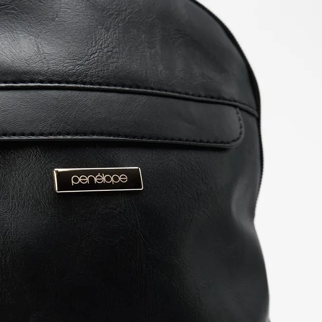 Mochila Feminina Penélope Bolso Frontal Detalhe Metalizado Preto