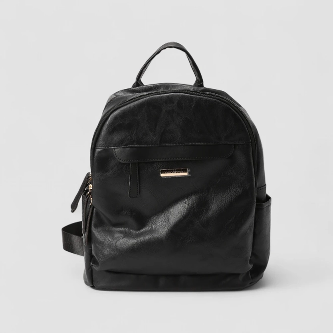 Mochila Feminina Penélope Bolso Frontal Detalhe Metalizado Preto