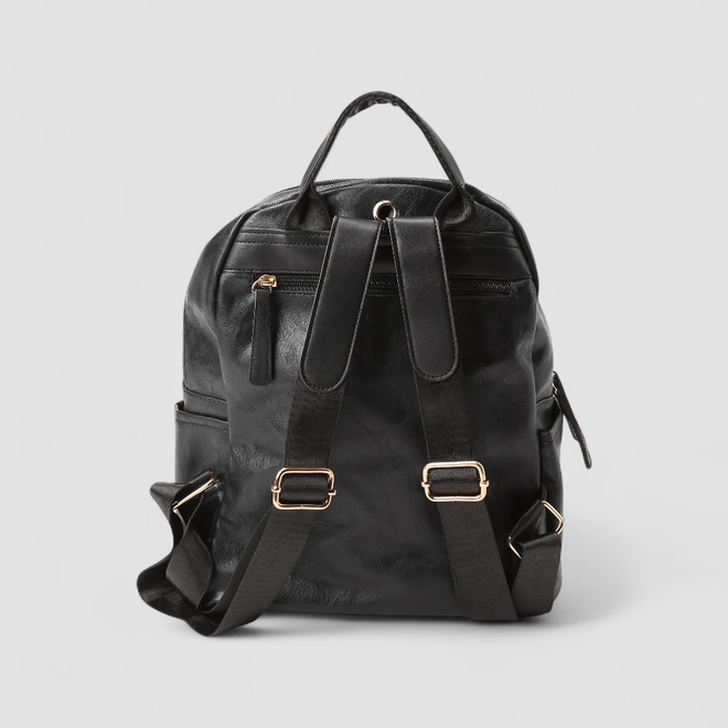 Mochila Feminina Penélope Bolso Frontal Detalhe Metalizado Preto